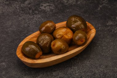 Kasede marine edilmiş feijoa meyvesi.