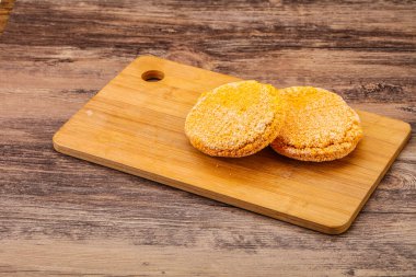 Fırında pişmemiş ev yapımı tavuk pirzolası.