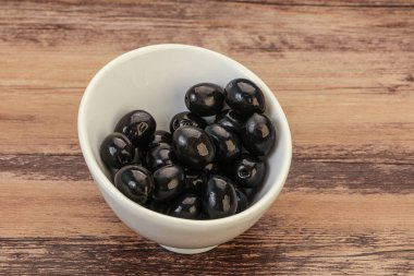 Kasede marine edilmiş siyah zeytin.