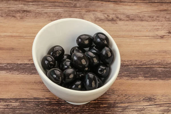 Kasede marine edilmiş siyah zeytin.