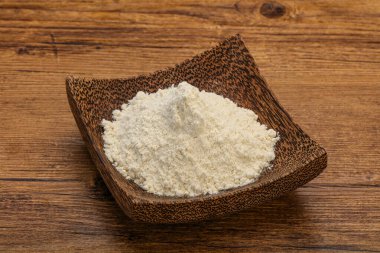 Buğday unu kasede yemek pişirmek için.