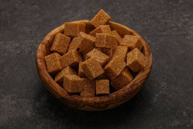 Kahverengi baston şeker yavruları kasede