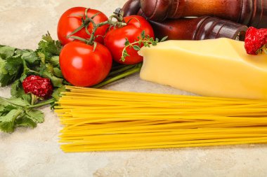 Çiğ İtalyan spagetti yığını, peynir ve sebzeli.