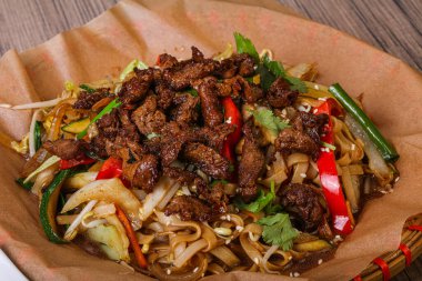 Asya mutfağı - Et ve sebzeli Wok