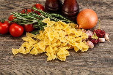 Çiğ İtalyan statü buğday farfalle makarna pişirmek için