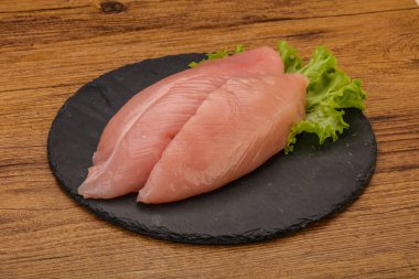 Pişirmek için çiğ hindi göğsü.