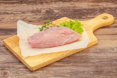 Pişirmek için çiğ hindi göğsü biftek.