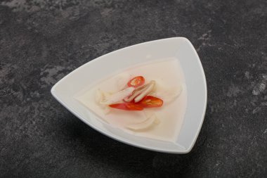 Acı biber ve sarımsaklı Vietnam sirkesi sosu.