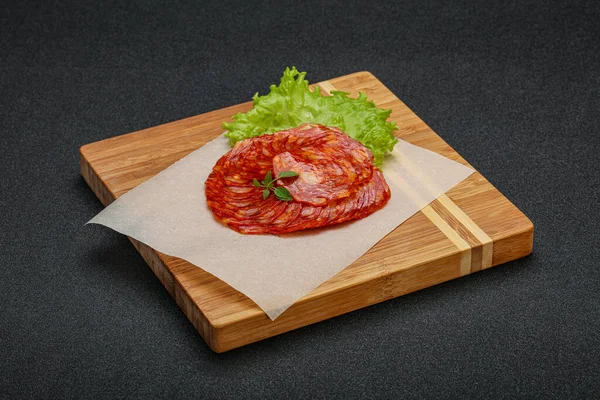 意大利传统的Chorizo猪肉香肠 有罗勒叶 — 图库照片