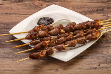 Asya mutfağı. Biber soslu tavuk kalbi şiş.