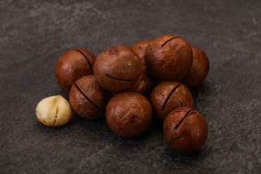 Kahverengi yakın plan Macadamia ceviz yığını.