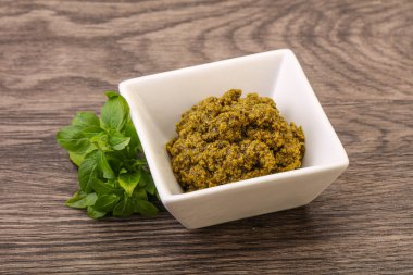 Fesleğen ve sedir fıstıklı yeşil sos sosu.