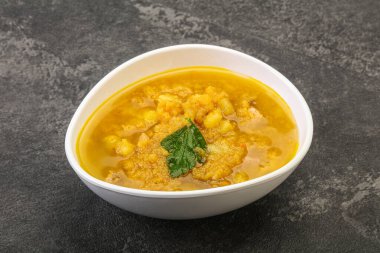 Füme et ve sebzeli bezelye çorbası.