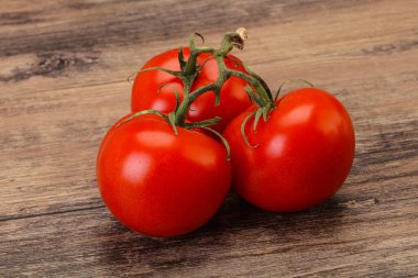 Kırmızı parlak olgun ve tatlı domates dalı