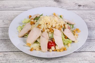 Tavuk göğsü ve parmesan peynirli Sezar salatası.