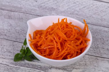 Kore cattot atıştırmalık salatası kasede fesleğen yaprağı servis edilir.