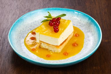 Geleneksel turuncu soslu cheesecake kırmızı frenk üzümü servis ediyordu.