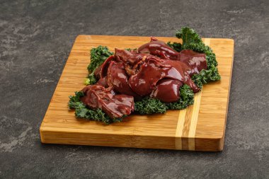 Pişirmek için çiğ tavuk ciğeri.