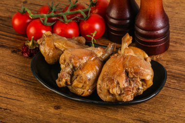 Tatlı ve baharatlı soslu tavşan yahnisi.