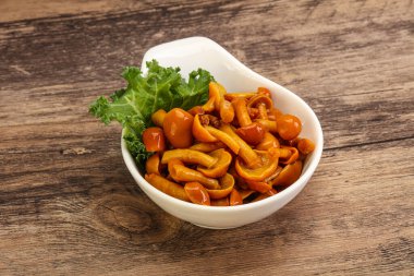 Terbiye edilmiş mantar. Kasede küçük bal aromalı.