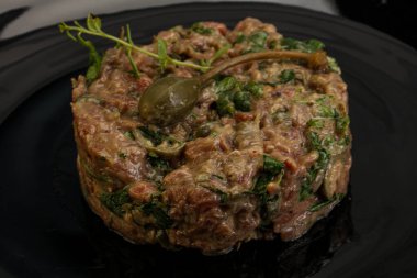 Kaparili çiğ tartar atıştırmalığı.