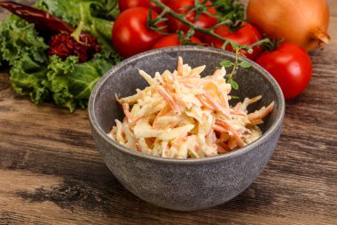 Lahana ve havuçlu vejetaryen lahana salatası.