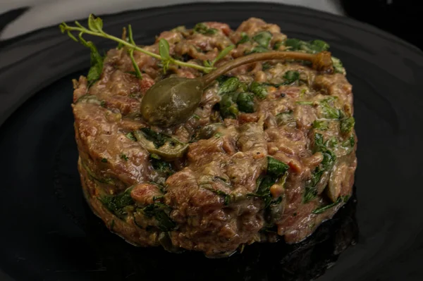 Kaparili çiğ tartar atıştırmalığı.