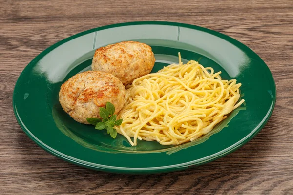 Peynirli spagetti ve ev yapımı tavuk pirzolası.