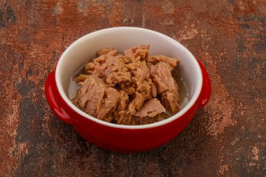 Salata için konserve ton balığı filetosu.