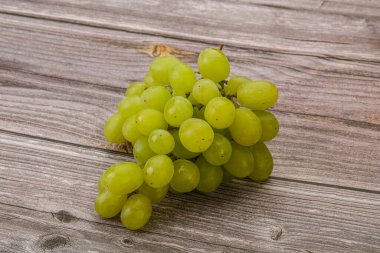 Tatlı ve lezzetli olgun yeşil üzüm 