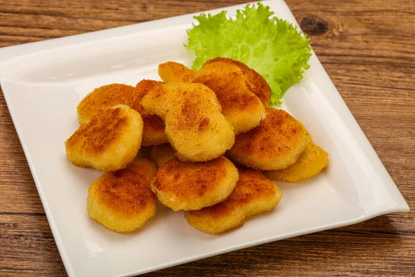 Nugget Ayam Goreng Disajikan Daun Salad — Stok Foto