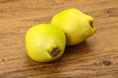 Tatlı olgun ve sulu ayva meyvesi