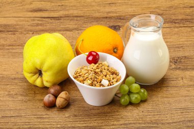 Organik granola ve sütle kahvaltı