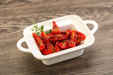 Zeytinyağlı, güneşte kurutulmuş domates, otlar ve baharatlar.