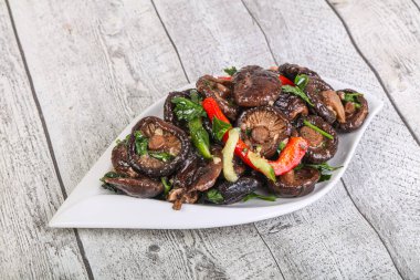 Baharatlı ve otlu terbiye edilmiş Shiitake mantarı.