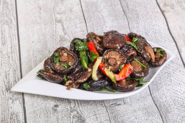 Baharatlı ve otlu terbiye edilmiş Shiitake mantarı.