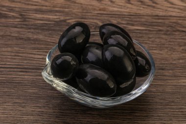 Kavanozda salamura siyah zeytin