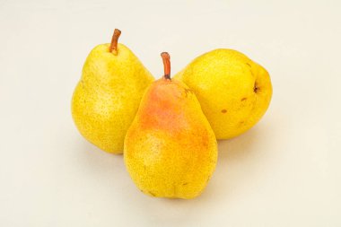 Arka planda taze sarı armut