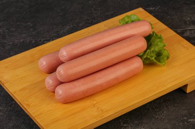 Lezzetli et sosisleri güverteye yığılmış.