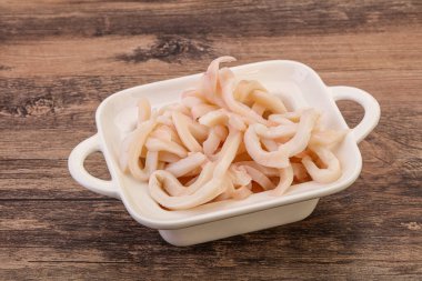 Lezzetli marine edilmiş mürekkep balığı kasede atıştırmalık parçalar.