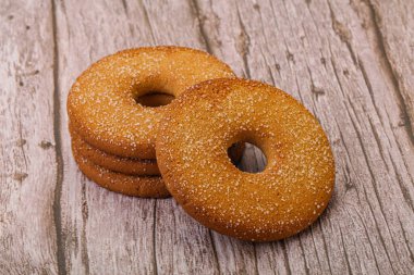 Tatlı ve çıtır çıtır zencefilli kurabiye yığını