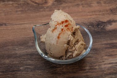 Kavanozda baharatlı ringa yağı var.