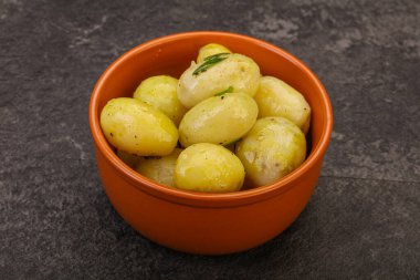 Kasede taze haşlanmış patates soğan servis edildi.