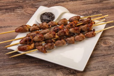 Asya mutfağı. Biber soslu tavuk kalbi şiş.