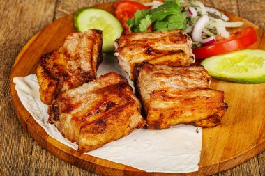 Izgara domuz eti, sebze ve soğan servis edildi.