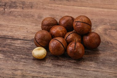Kahverengi yakın plan Macadamia ceviz yığını.