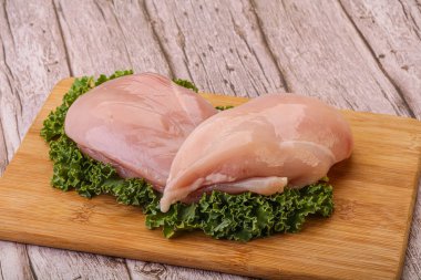 Pişirmek için iki çiğ tavuk göğsü