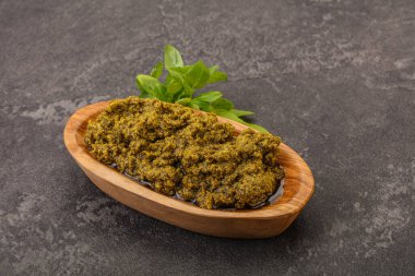 Fesleğen ve sedir fıstıklı yeşil sos sosu.