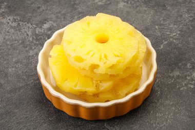 Kavanozda olgun ananas halkaları