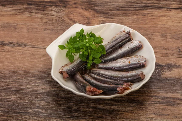 Anchoas Merienda Pescado Tazón Servido Hojas Albahaca —  Fotos de Stock